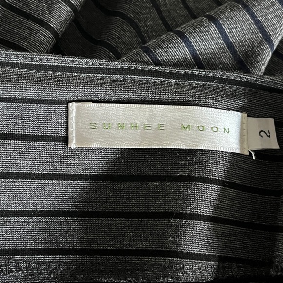 Sunhee Moon Gray Top with White Petite Stripes and Pockets - Size 2 - Picture 4 of 12